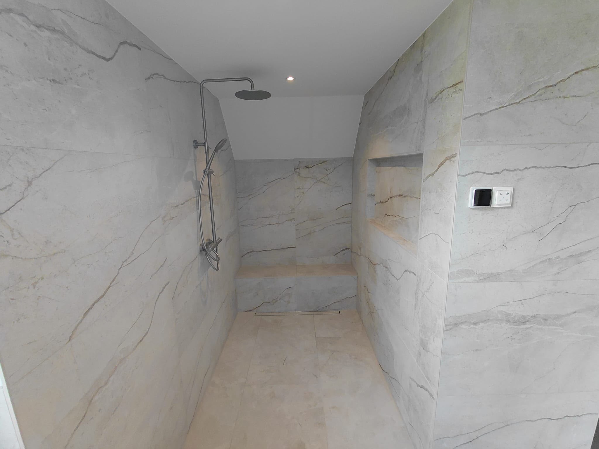 Complete badkamerrenovatie — Douchezijde