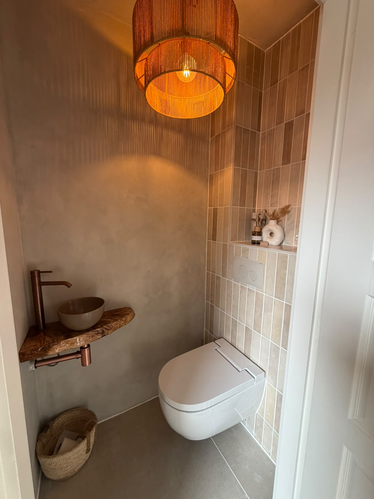 Toilet met warme afwerking